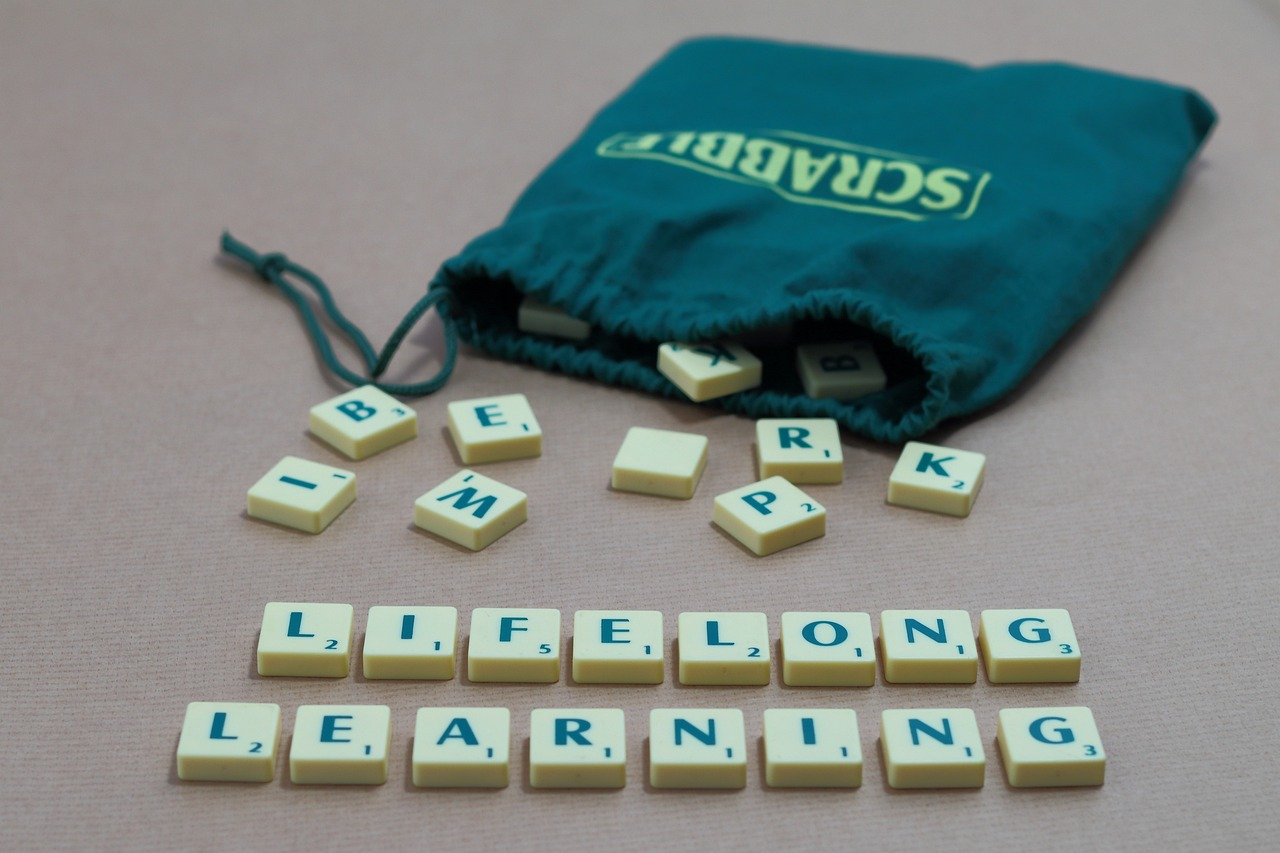Scrabble evolves - Cooperation over competition