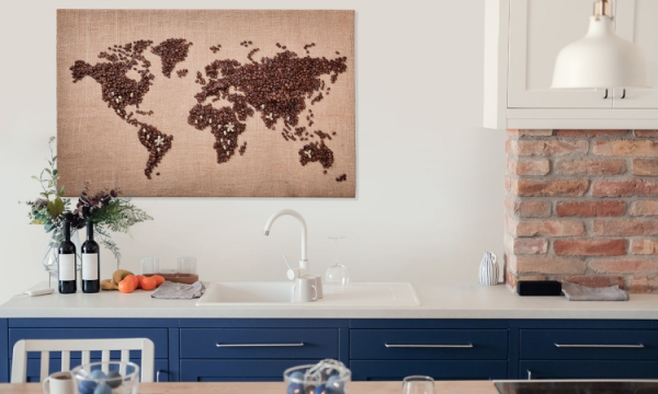 Bild Weltkarte aus Kaffeebohnen in der Küche